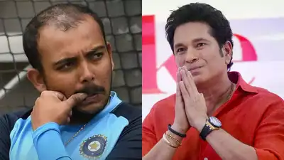 Prithvi Shaw receives guidance from Sachin Tendulkar.