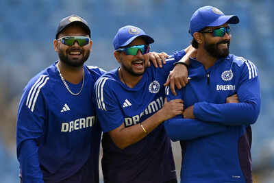 Kuldeep Yadav with teammates Rishabh Pant and Ravindra Jadeja